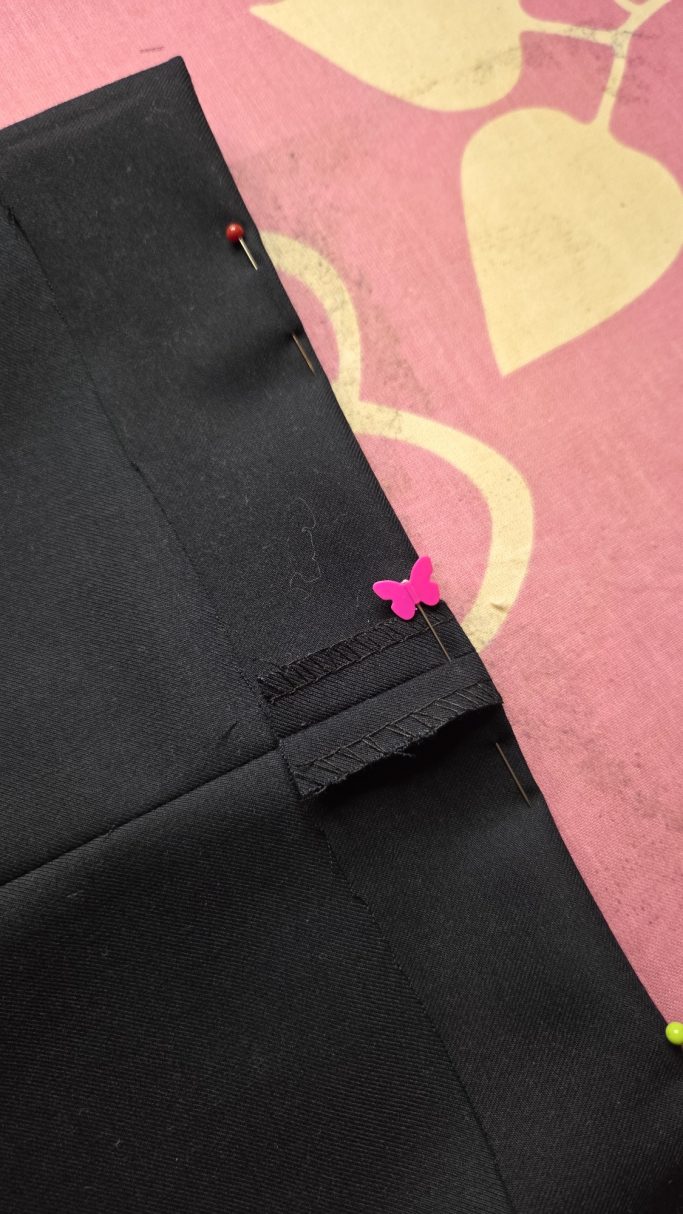 Hochzeitsanzugshose wird das Kürzen abgesteckt und vorbereitet. Kürzen einer Anzugshose