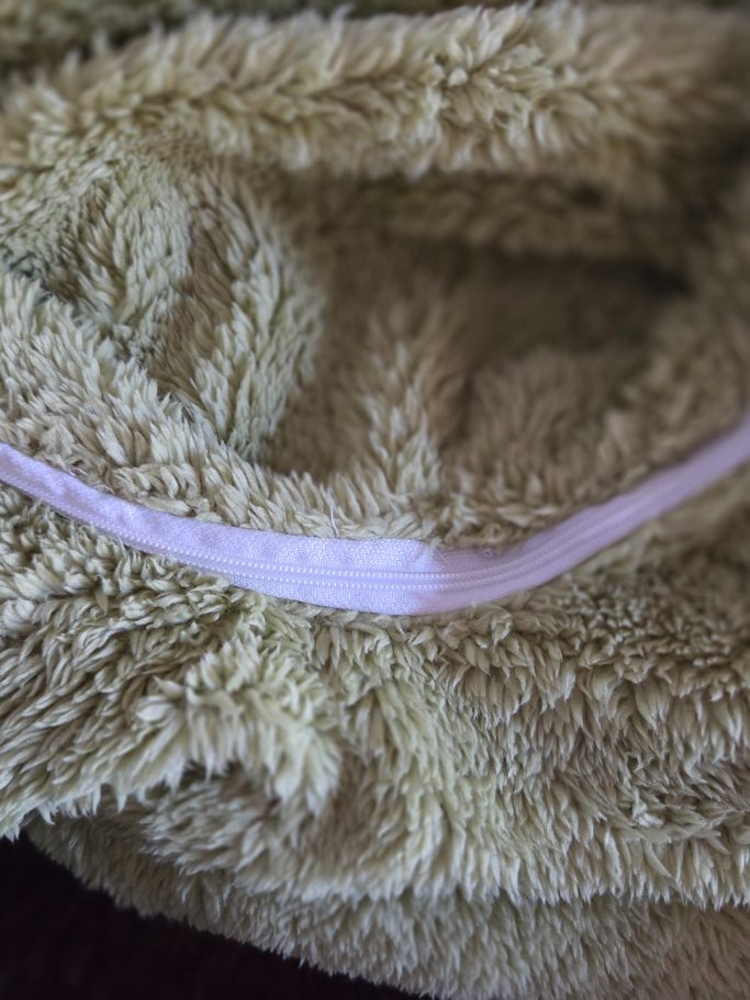 Saubere Nahtverbindung zwischen Kuschelstoff und Reißverschluss vernäht Kuschelstoff repariert