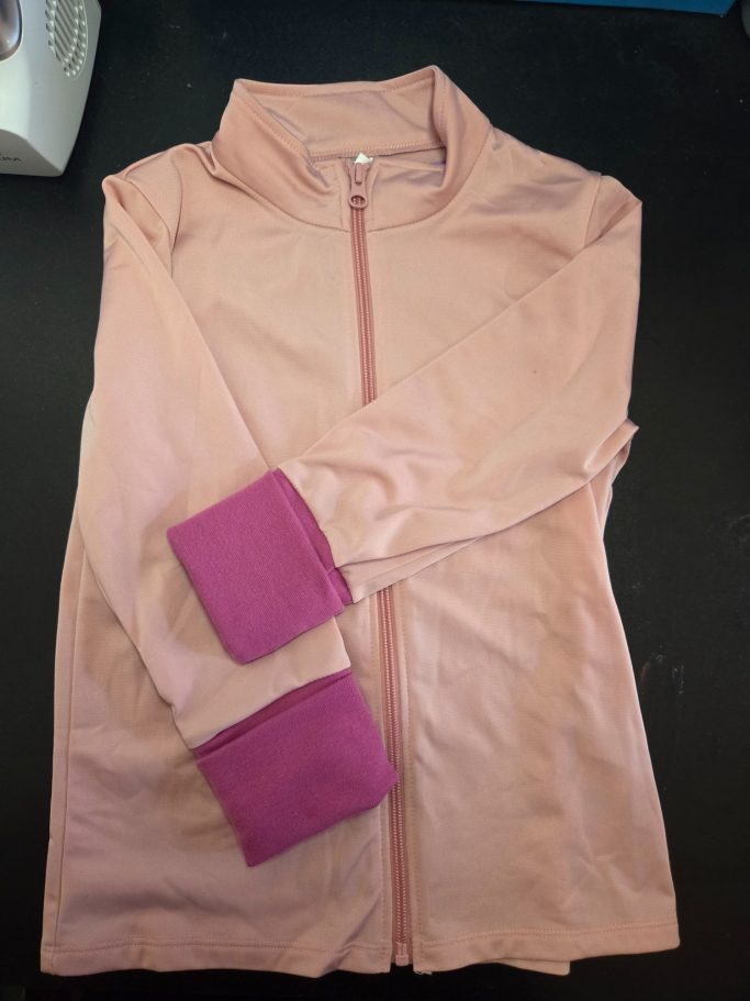 Sportjacke mit Bündchenstoff repariert Sportjacke repariert